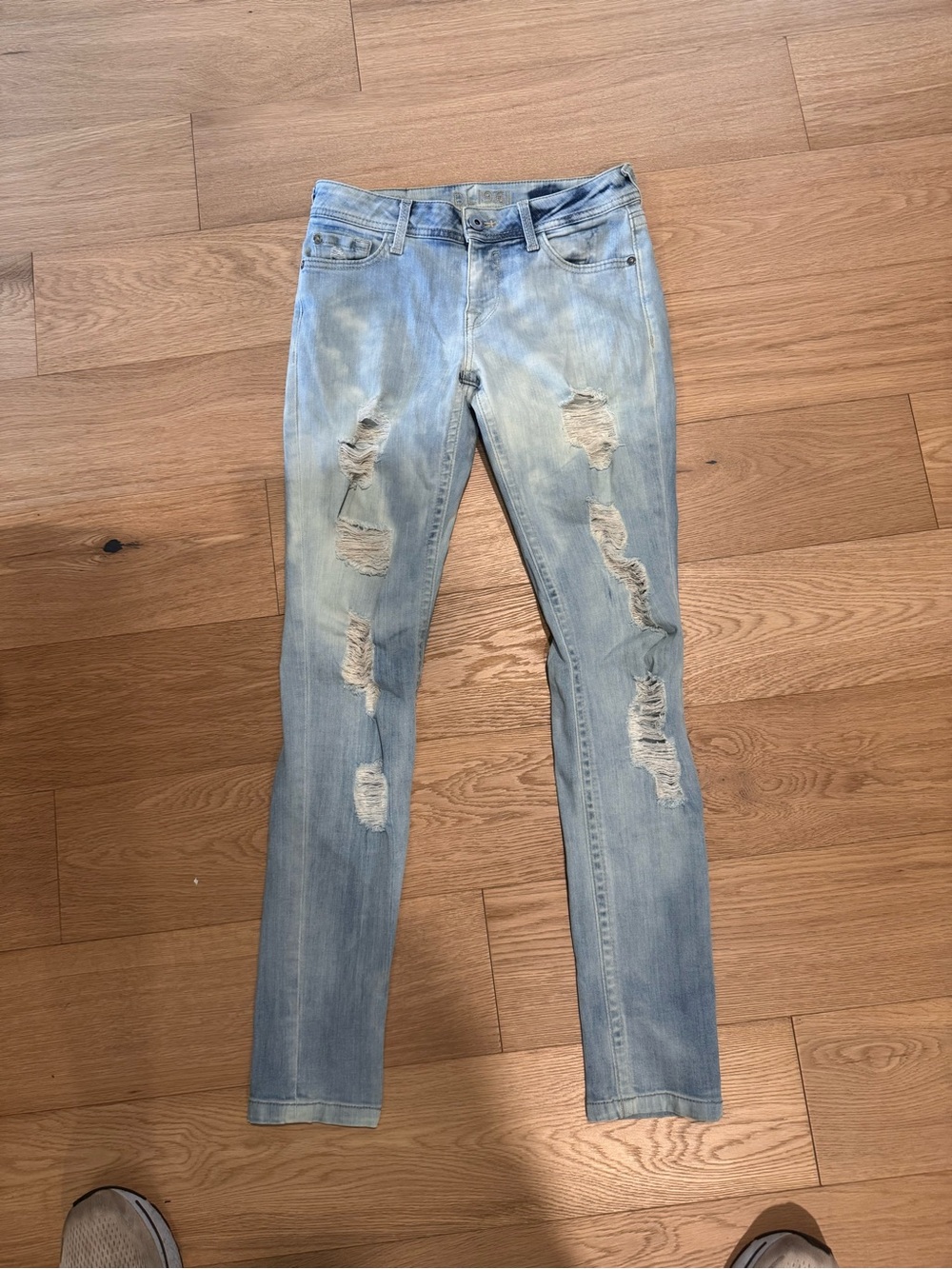 DL1961 Light Blue Distressed Amanda skinny Straight Leg Jeans “frenzy” wash